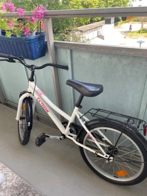 Vit barncykel - Säljer en vit barncykel, använd ett par gånger åt en yngre. Storlek 20! MÖTS ENDAST UPP