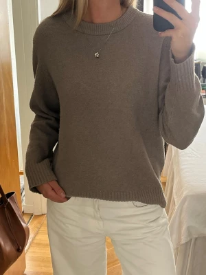 Brun stickad tröja - Snygg stickad brun tröja! Har använt några gånger och den har fått lite noppror, kanske går att ta bort med noppborttagare. Okänt märke.