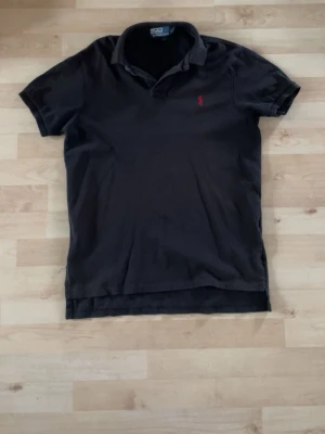 Ralph lauren pike  - En piké från Ralph lauren i modellen custom fit, är lite längre baktill. Använd ett antal gånger men är i bra skick🤩🤩 den är köpt på plick 