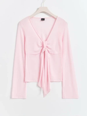 Gina Tricot topp - Ljusrosa topp med lång ärm och v-ringning. Toppen har ett knyt framtill som ger en extra detalj. Perfekt att styla med ett linne! Endast använd 2 gånger men har blivit lite nopprig på två ställen men inget som syns (bild 5 & 6)