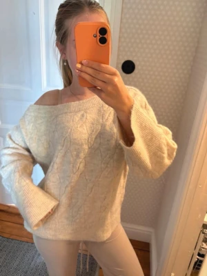 Stickad tröja från Gina tricot  - En oversized stickad tröja från Gina tricot som aldrig kommit till användning.