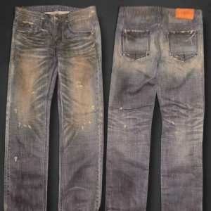 Mudwash jeans - Slimane liknande jeans med sköna slitningar med en mudwash och mycke feta detajler. W30 L32. 