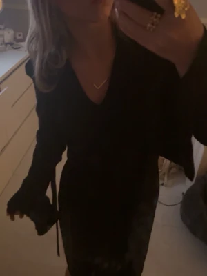House of Dagmar | Pre Spring 18  - Säljer min fina Dagmar-klänning i 100% viskos från kollektionen Pre Spring 18. Klänningen är i storlek 34 och är i perfekt skick, utan några tecken på användning. En elegant och tidlös modell som passar perfekt till fest eller andra finare tillfällen. Säljer då den inte kommer till användning. Skriv gärna vid frågor, svarar snabbt. 🥂
