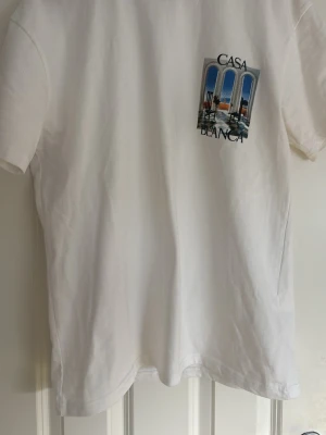 Vit Casablanca t-shirt med tryck - Vill bli av med den, där av billigt pris. Hör av om eventuella frågor eller andra bilder.