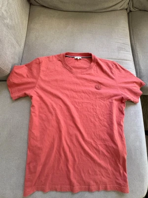 Moncler T-shirt - Moncler T-shirt säljes. Storlek L men passar M. Kan fraktas eller mötas upp i närheten av Skövde.  349kr