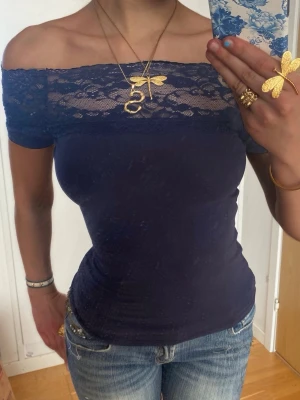 Offshoulder marinblå spetstopp - Såå fin Offshoulder marinblå spetstopp! OBS: ❗️Denna kommer säljas via budgivning i min Plick Live show + caia giveaway den 26e Juli kl 19.00, så denna går inte att köpa nu. Men skriv gärna om ni har frågor. Jag är 168 och det är mina bilder💖 