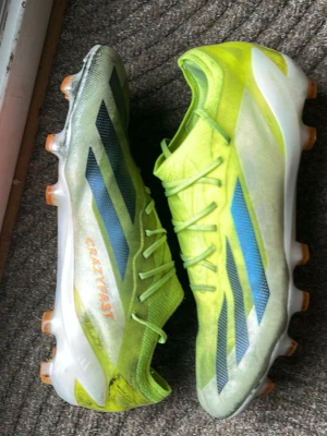 Adidas crazyfast elite. Neon gula - Säljer ett par gula Adidas Crazyfast elite fotbollskor. I storlek 42. Har använt de några gånger men inget är fel på skorna så de är som ett par helt nya förutom att de är lite smutsiga. 