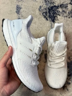 Vita  Ultraboost  - Storlek 45