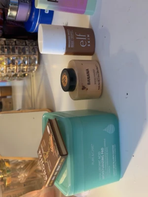 theBalm Take Home The Bronze bronzer - Säljer en theBalm Take Home The Bronze bronzer i en matt, varm brun nyans. Kommer i en kompakt fyrkantig förpackning med spegel och rolig design på locket. Perfekt för att skapa en solkysst look och definiera ansiktet.