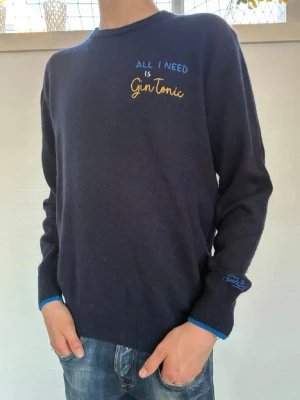 MC2 Saint Barth Tröja - Sällsynt MC2 Saint Barth Tröja med texten ”ALL I NEED IS GIN & TONIC”| Och den är av materialet Kashmir|Pris:1299kr|Storlek:S, modell:174 cm| Skick:Nytt skick, 10/10|Hör av dig vid minsta lilla fundering eller fråga|