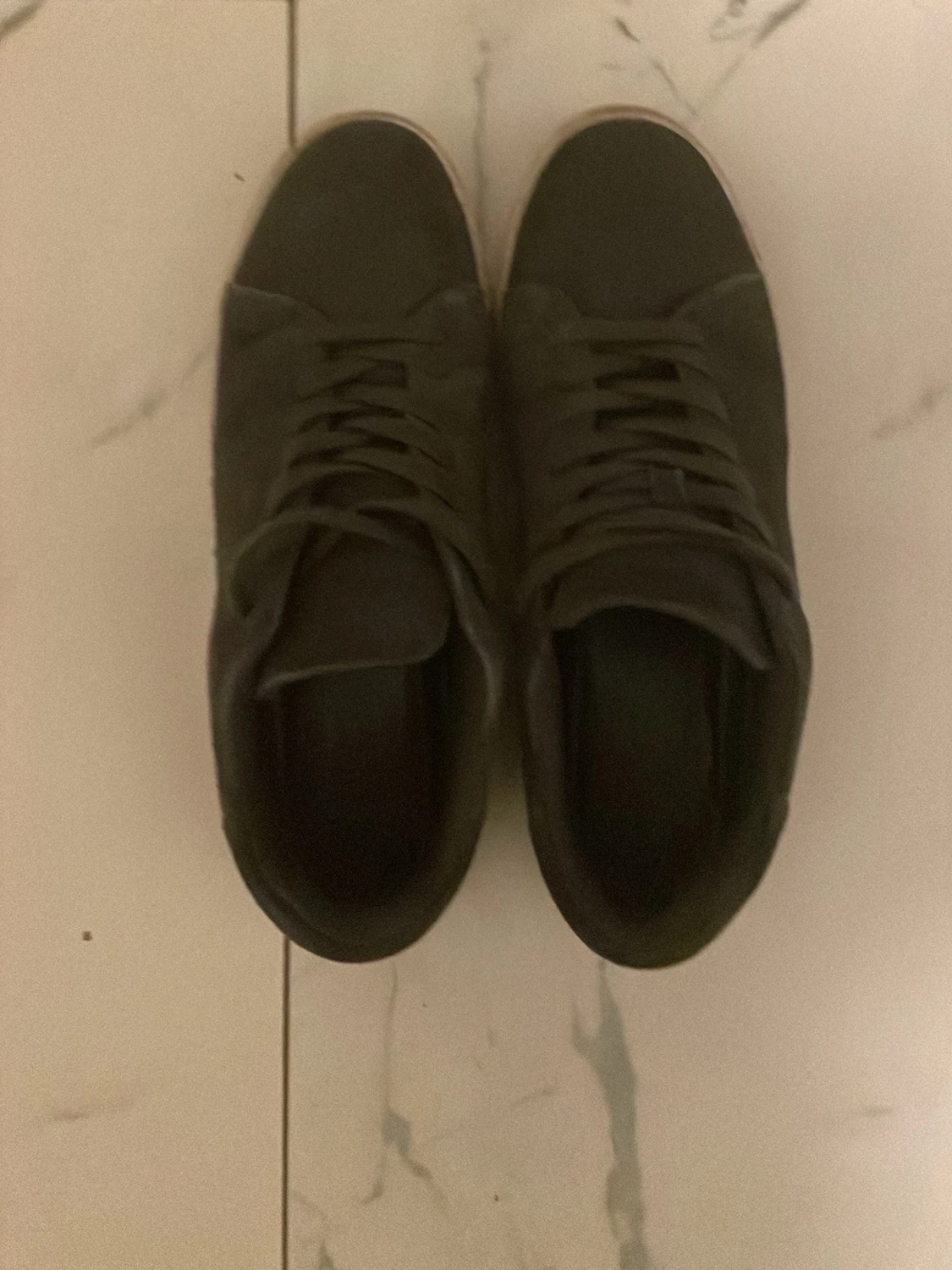Svarta låga sneakers med vit sula - 1