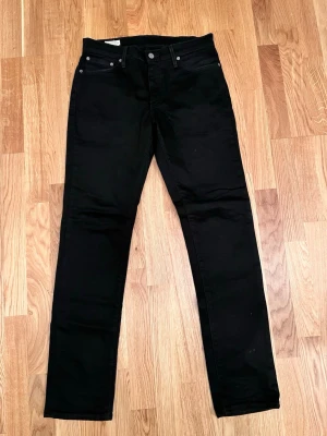 Svarta jeans från Levi's Premium - Levi’s Premium svarta jeans W30 L32  Säljer ett par svarta Levi’s Premium jeans i mycket bra skick.  * Storlek: W30 L32 * Färg: Svart * Mycket bra skick    