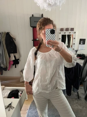 Vit blus - Vit ”blus” i storlek M.  Ganska genomskinlig.  Köpt för länge sedan, så vet tyvärr ej märke.  Har aldrig använt den!  Går såklart att att stryka.