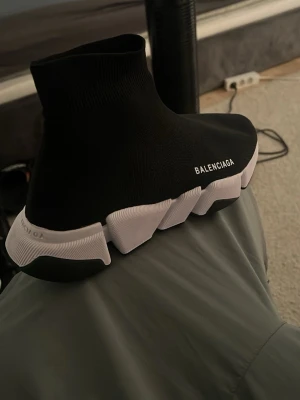 Balenciaga Speed Trainer svarta sneakers - Svarta Balenciaga Speed Trainer sneakers med vit chunky sula och stickad ovandel i stretchigt material. Loggan syns på sidan och under sulan. Strumpliknande passform och futuristisk design som sticker ut.