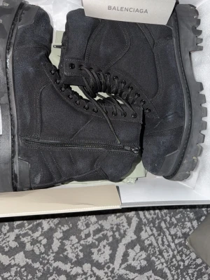  Balenciaga Strike boots - Skriv om du har frågor 