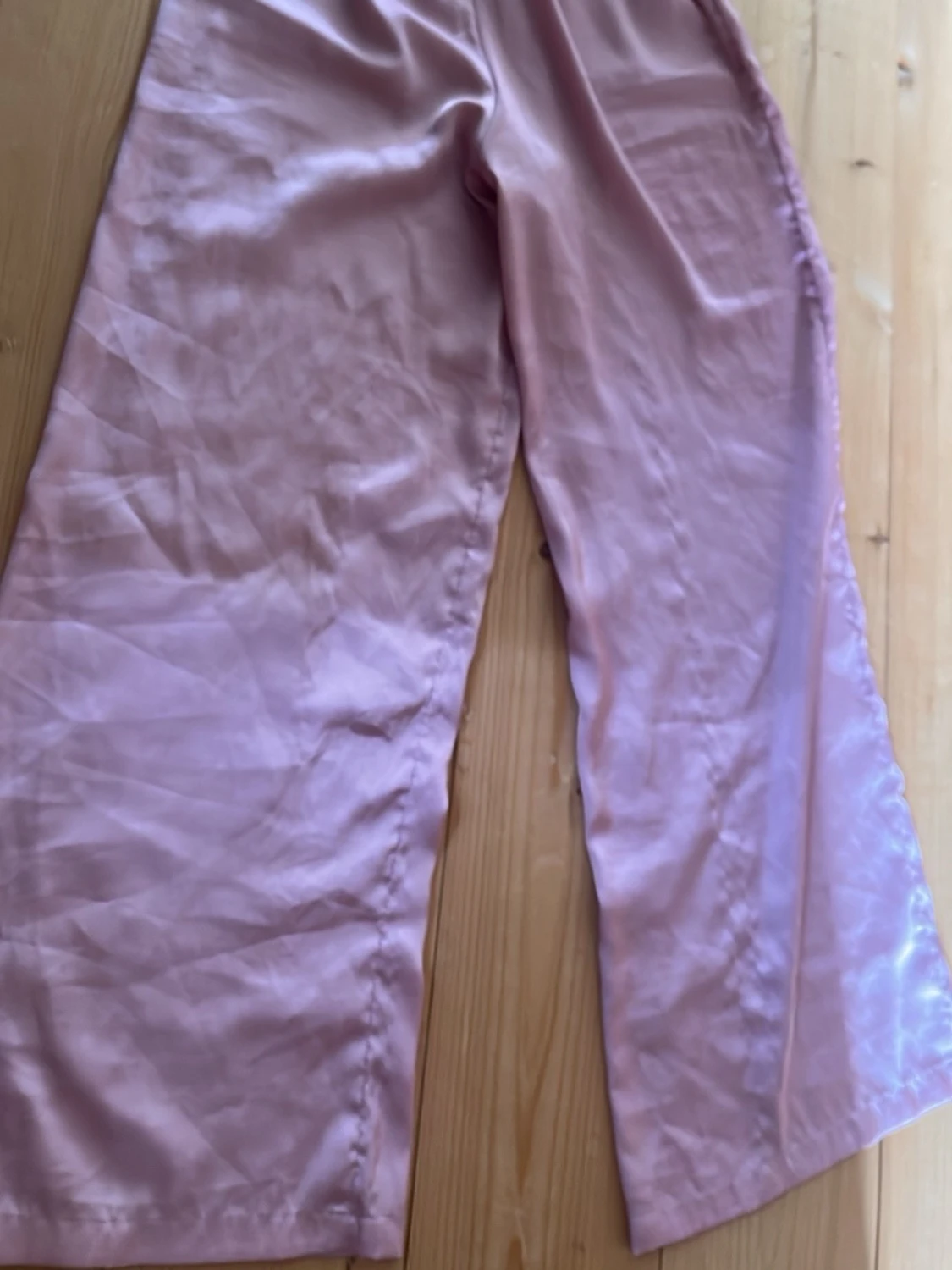 Ljuslila satinpyjamas med spets - 6