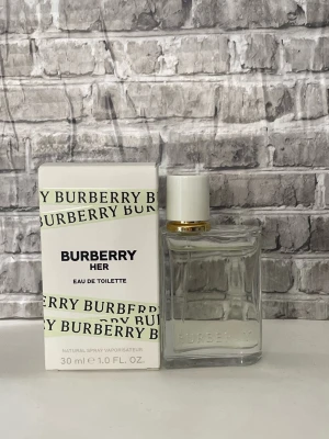 Burberry Her Eau de Toilette 30 ml - Burberry Her Eau de Toilette 30ml  Se bilder för mängd kvar och noter och batchkod. Köpt på flaconi vilket är en legit sida att köpa äkta parfymer på. Beställnings/kvitto visas vid intresse av köp. Självklart äkta. Förvarad mörkt och svalt 