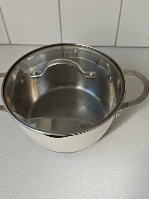 Stor rostfri gryta 2.0L liter - Säljer en rejäl gryta i rostfritt stål med två handtag och invändig volymmarkering upp till 2L liter. Perfekt för att laga mat eller koka pasta. Grytan är rund och har en diameter på cirka 21 cm . Från NORDICA