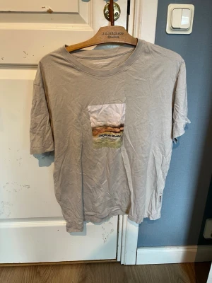 Jack&Jones T-shirt - Säljer en stilren och somrig T-shirt från Jack&Jones. Skicket är mycket bra, inga skador eller så. Säljer den till ett väldigt bra pris motsvarande nypriset!