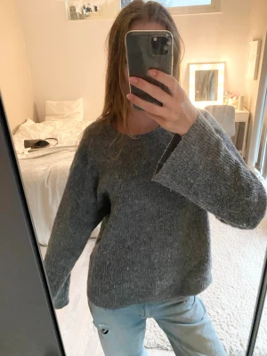 Stickad grå tröja lindex - En super gosig lite oversized mörk grå stickad tröja från Lindex. Jätte fint skick och passar till allt, speciellt nu till hösten! 