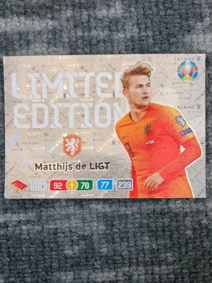 Panini Adrenalyn XL Limited Edition kort - Samlarkort från Panini Adrenalyn XL UEFA Euro 2020 med Matthijs de Ligt. Kortet har holografisk bakgrund, orange och silver färger samt tydlig Limited Edition-text. Perfekt för dig som gillar fotboll och samlarkort.