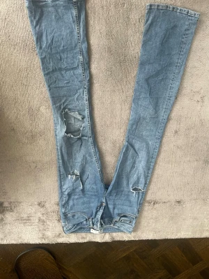 Ljusblå ripped jeans från Zara - Jens från Zara med hål i, sitter skönt och som är väldigt coola. 🥰🥰🥹