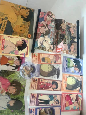 Studio Ghibli  - Samlarpaket med bokmärken, vykort, affisch och knapp med motiv från Studio Ghibli-filmer som Spirited Away och Min granne Totoro. Färgglada illustrationer i papper och plast, perfekt för fans som vill piffa upp sina böcker eller samla på Ghibli-prylar.