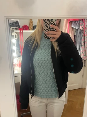 Svart bomberjacka med dragkedja! - Snygg svart bomberjacka med silvrig dragkedja framtill!  Den är perfekt till våren och hösten! Den är i strl S från Cubus💗