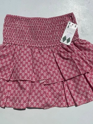 Rosa volangkjol med blommönster - Supersöt rosa kjol med vita små blommor och bred smock i midjan. Kjolen har dubbla volanger och inbyggda shorts. Köpt på marknad i Frankrike. Passar S/M (utan lapp)