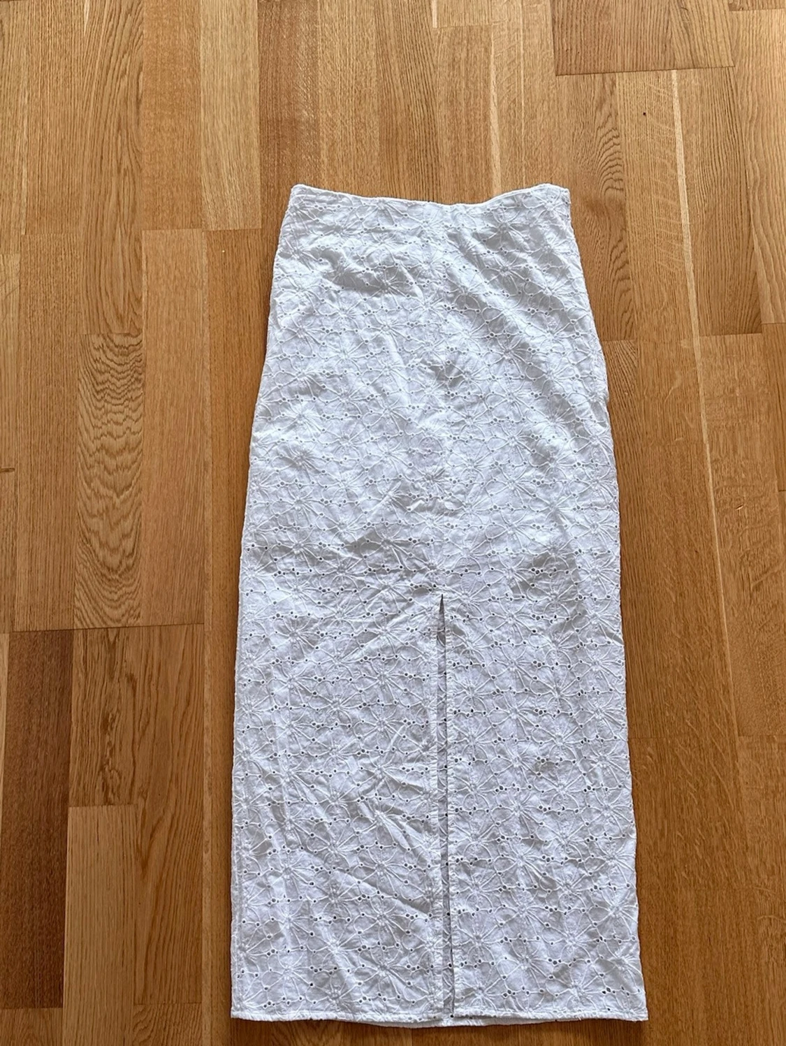 Vit långkjol med spets och slits