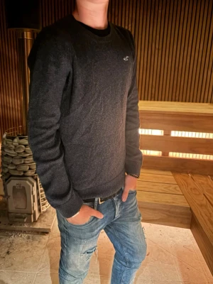 Fin stickad hollister tröja  - Fin stickad hollister tröja med den klassiska fågeln på bröstet. Är väldigt stelren och passar perfelt med jeans.