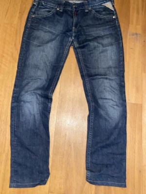 Blå Replay jeans 31/32 - Säljer ett par feta blåa replay jeans i storlek 31/32