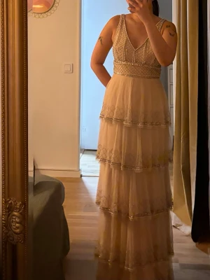 Drömmig balklänning med volanger - En otrolig och elegant volangklänning med fina paljetter och pärlor från Lace & Beads som passar till fest/bal❤️Köparen står för frakt💕Pris kan diskuteras 
