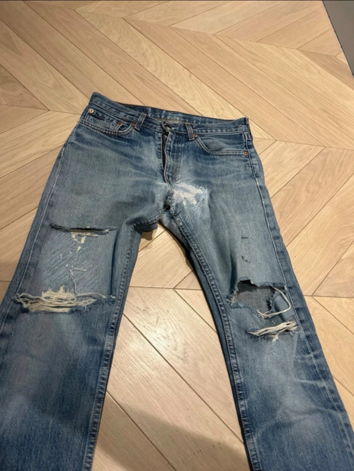 Galet snygga Levis med slitningar - 1