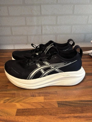 Asics Gel Nimbus 28 - Har hittat ett annat par som passar mig bättre, använda ett 10tal gånger. Nyrpis 2300:-