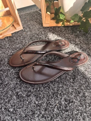 Bruna snakeskin flipflops H&M - Så otroligt fina flipflops i brunt faux leather i snakeskin print. Använda en gång.