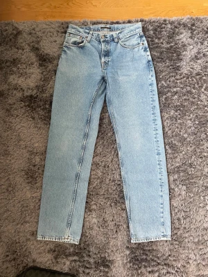 Nudie jeans ljusblå - Säljer ett par nudie jeans i bra skick storlek  W31 L34