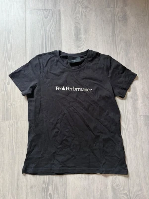T-shirt peak performance  - Säljer denna T-shirt från peak performance, aldrig använd, storlek M.