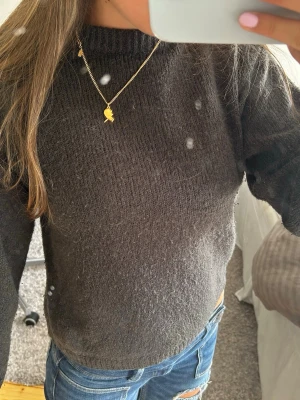 Brun stickad tröja - Mysig brun stickad tröja med rund halsringning och långa ärmar. Tröjan har en enkel, rak passform och ribbstickade muddar vid hals, ärmslut och nederkant. Perfekt att matcha med jeans för en avslappnad look. Pris kan diskuteras 
