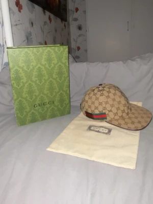 Zara - En biege GG keps med både box och dustbag. Kontakta vid minsta lilla!!