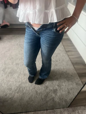 Blå bootcut jeans med låg midja - Ett par nya byxor från Lindex, jag har använt 1-2 gånger sen har dom legat i min garderob, jag bruka ha s/m och byxorna är m så skulle säga att man bör va  xs eller s, jag är 171 cm och dom slutar precis vid min fot🌸