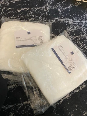 Vita overaller för maskerad - Säljer två vita overaller från Abena, perfekta för maskerad eller cosplay. Overallerna är i helvitt, har dragkedja framtill och är tillverkade i ett lätt material. Passar utmärkt för att skapa egna karaktärer eller använda som bas till olika utklädnader.