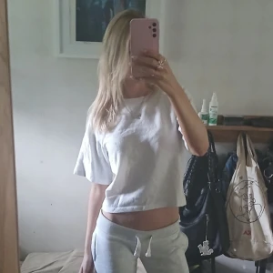 Tunn stickad tshirt  - En tunn vit stickad tshirt från nelly i storlek xxs. Den är köpt på sellpy och säljer då den inte kommit till användning💕