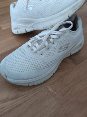  Skechers sneakers  - Skechers sportsko dam i mycket bra skick, storlek 37. Vit Crèmefärgad