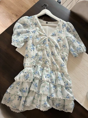 Super söt klänning - söt klänning med blåa blommor❤️ finns en defekt som visas i bilderna, men den syns ej när man har den på och är väldigt enkelt att fixa med en tråd och nål❤️ okänt varumärke då jag köpte den från en websida ungefär 1 år sen och varumärket finns ej med på kläderna🫶🏼