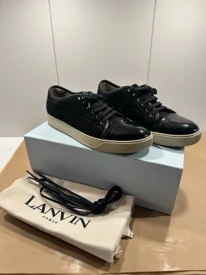 Lanvin skor - Sjukt snygga lanvin skor till salu är, perfekta för sommaren! Skorna är storlek 10 vilket tyder på storlek 44! Grymt skick, ser exakt ut som bilderna så avgör själv! Färgen är svart och allt medföljer! Skriv gärna vid fler frågor🙏