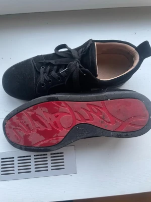 Louboutin  - Ett par knappt märkbara hål precis vid sulan, ingenting man märker av. Använda väldigt lite.