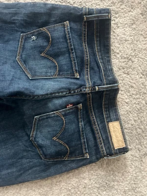 Mörkblå Levi's bootcut jeans - Jeans från Levis, har aldrig använt men köpte från någon på Plick så vet ej hur mycket hon använt dom, men ser inte slitna ut, dom har även ett hål som ska va där men tog inte bild på de så vill man se så så skriv till mig privat, säljer för dom inte passar, jag är 171cm och dom slutar precis vid foten🌸passar dig som har xs