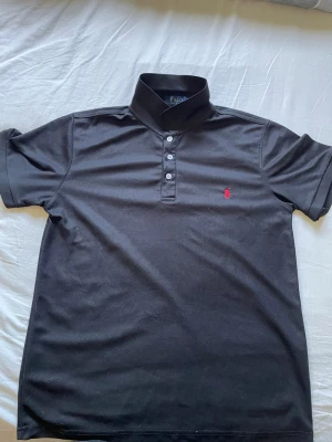Polo Ralph Lauren pikétröja  - Har använt i runt 2 månader och gillar inte längre. Är en fräsch tröja ser ut som ny. Storlek - S