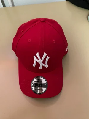 Röd new era 9FORTY New York Yankees keps - Röd new era 9FORTY New York Yankees keps Nytt skick  Unisex